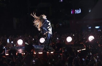 Puni arene nakon četvrtog razvoda: Pevačica je neumoljiva - mislili da će "pući" posle ljubavnog brodoloma, a ona živi top!