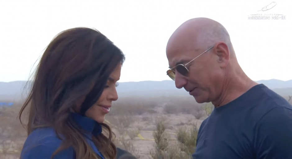 Čitačica s usana otkrila: Ovo je bilo prvo što je Džef Bezos rekao svojoj verenici nakon što je sletela na Zemlju