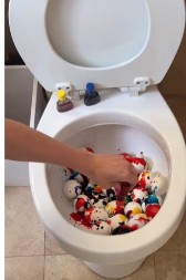 Žena pokazala kako farba jaja u WC šolji! Tvrdi da je tako najbrže, a ljudima se povraća dok gledaju!