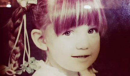 Jedva smo je prepoznali: Devojčica sa slike danas slavi 46. rođendan, njena serija je trenutno najpopularnija u Srbiji