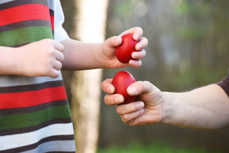 Šiljata, hrapava ili stara? Ovo je 5 pravih trikova za POBEDU u uskršnjem kucanju jajima