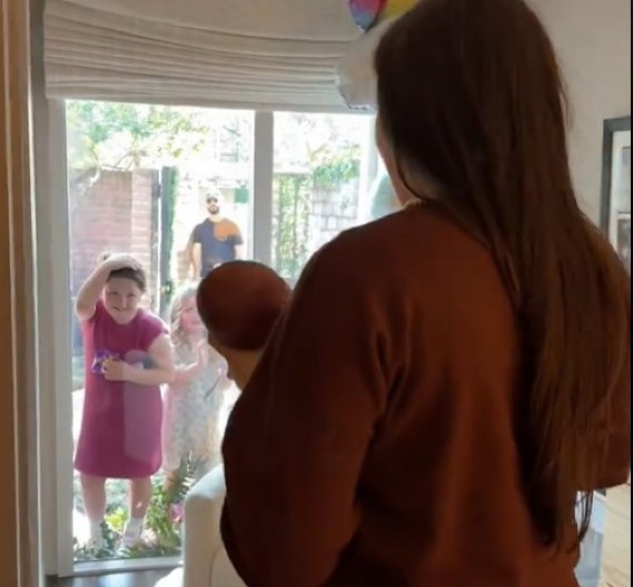 Tek se porodila i zabranila posete bebi: Familija se skupila i smislila kako da joj doskoči, komšije zinule od čuda!