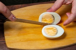 Ako ga pojedete može izazvati bol u stomaku, povraćanje, kvrarenje... Kako prepoznati pokvareno jaje posle kuvanja?