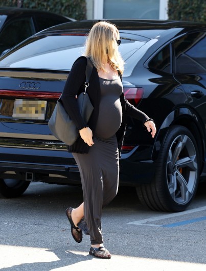 Glumica pozirala u kupaćem par meseci posle porođaja i svi je dižu u nebesa: Ovo je fotka kojom je oduševila 3 miliona ljudi