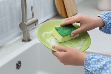 Ovo niko ne zna: 6 predmeta koje deterdžent za sudove pretvara u smeće, a može ugroziti zdravlje