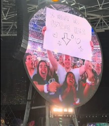 Kris Martin opet zaustavio koncert: Kamera pokazala zaljubljeni par, a pevač upitao “To je tvoja žena, ničija druga?”