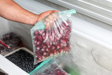 Kako se pravilno odlediti višnje? Nikako u vruću vodu, to svi radite, a pojma nemate koliko je pogrešno