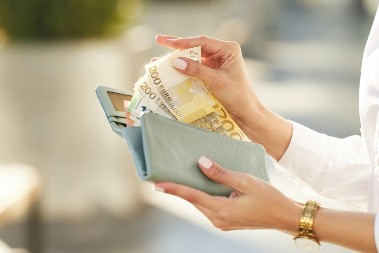 Bacite stari novčanik: Ova boja po datumu rođenja vuče pare sama u džep