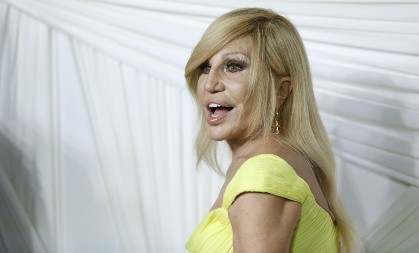 Donatela Versaće našla dobrog plastičara: Dizajnerka šokirala novim licem, da li upravo svedočimo najvećoj transformaciji ikada?