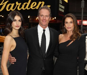 Ceo svet danas priča o ćerki čuvene Sindi Kraford: Stala pred kamere i uradila ono što njena mama nikada nije smela!