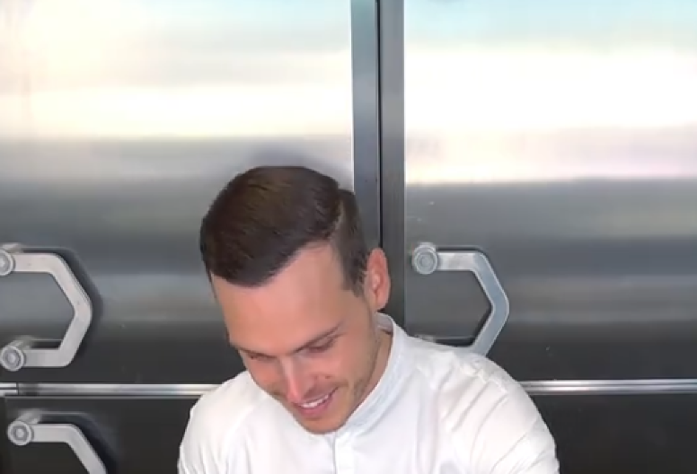 Ovaj dečko je genije: Uzeo par komada čokolade i napravio bickl koji stvarno radi, pogledajte to čudo!