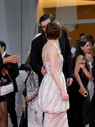 Na samo par metara je sve to gledao njen muž: Glumica zaboravila da je udata, pa sočno poljubila kolegu u usta!