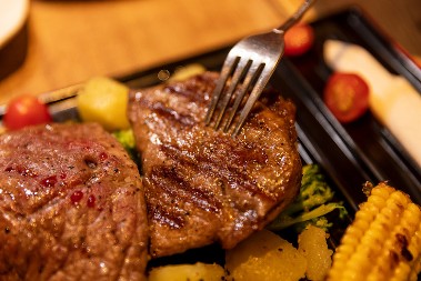 Kako da meso bude meko, sočno i ukusno: Trik kuvara iz restorana rešava sve probleme!