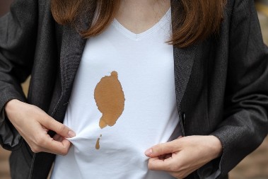 Sigurno ga imate u kupatilu: Ovaj proizvod za čas briše mrlje sa odeće, a može da se koristi i za ove stvari