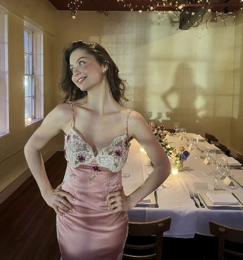 Znate li čija je ovo ćerka? Roditelji su joj dve glumačke legende, a za nju kažu da je ista majka