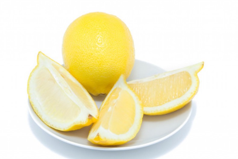 Neće se isušiti i biće pun soka: Na ovom mestu treba držati limun, produžićete mu rok trajanja