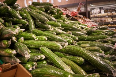 Znate li zbog čega se krastavac prodaje u providnoj foliji: Ovo su 3 glavna razloga, a 1 je neverovatan