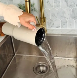 Praznu flašu isperite samo jednim sastojkom: Rešićete se neprijatnog mirisa i bakterija koje u njoj vrebaju