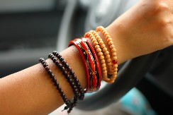 Ne vole ih sve žene, ali ove godine se otimaju za njih: 5 stilova narukvica koje će "podići" svaki autfit