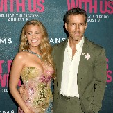 Cmok, cmok, oni se malo zaneli: Holivudski par na sred fudbalskog terena radi ovo, slatko ili ne?