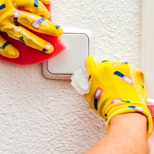 Ama skida baš svaku fleku sa zida: Poprskajte ovo sredstvo na mrlje, spadaju ko od šale