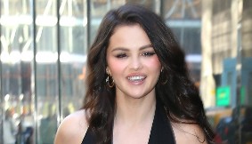 Pokazala vrelo telo: Selena Gomez pozirala u minijaturnom bikiniju, ali svi su gledali u detalj na njenoj glavi