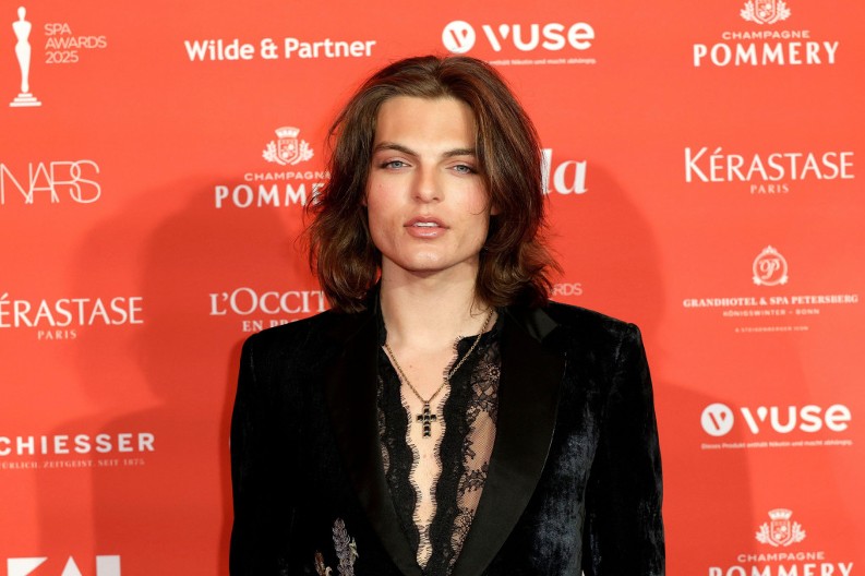 Znate li čiji je ovo sin? Kažu da ima majčine oči, a "preti" da pokori svet šoubiznisa!