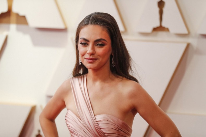 Japanke, raščupana kosa i široka odeća: Evo kako Mila Kunis izgleda van scene, bogami ovu kombinaciju bi i svaka žena u Srbiji nosila