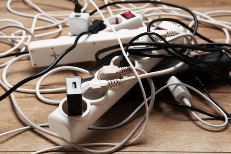 Izluđuju vas zapetljani kablovi koji se vuku po podu? Ovaj trik će vas spasiti nereda - a neće vas koštati ništa