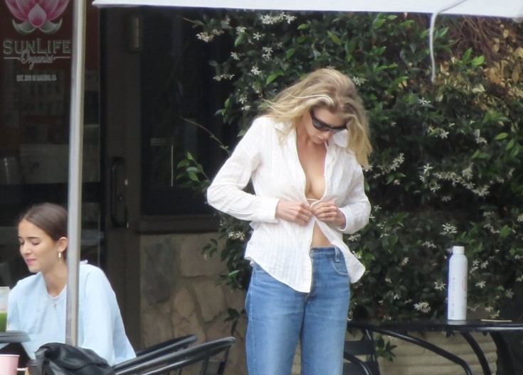 Glumica otkopčala košulju u punom kafiću! Iste sekunde su svi zaboravili na svoje kafe!