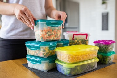 Otkrila sam trik za pranje plastičnih posuda: Skinem masnoću za 30 sekundi, bez ribanja!