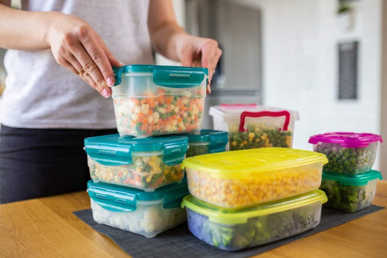 Otkrila sam trik za pranje plastičnih posuda: Skinem masnoću za 30 sekundi, bez ribanja!