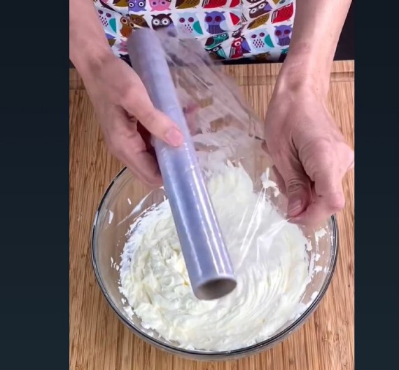 Eva je stavila providnu foliju u zamrzivač: Kada vidite koji problem je rešila, i vi ćete to uraditi!