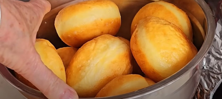 Biće lagane, šuplje i ukusne sa širokim belim vencem u sredini: Kako se prave vazdušaste krofne kakve su mesile naše bake, evo u čemu je caka