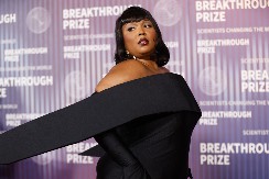 Obline u prvom planu: Pevačica se utegla u legendarnu haljinu, jedva diše, a dečko je gleda sa vatrom u očima