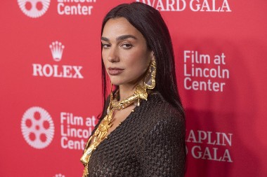 Najomraženija Albanka u Srbiji ponovo šokira: Zmijska haljina uz telo sve otkrila - i mikro tange i gole grudi!