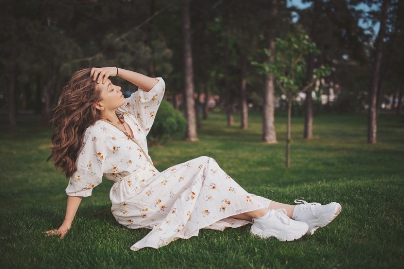 Ovaj trend je nepobediv: Povratak 'bakine haljine' osvaja ulice, zaludela i studentkinje i žene koje biraju visoku modu