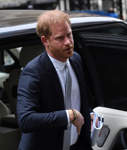 Da li će konačno videti oca, kralja Čarlsa? Princ Hari stiže u Veliku Britaniju?