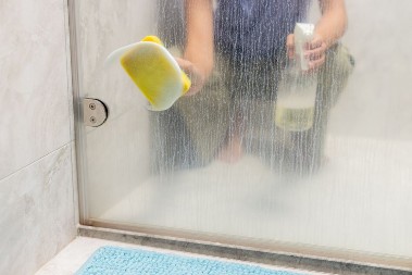 Razara kamenac, staklo se doslovno providi: Evo kako da očistite tuš kabinu, sredstvo iz kuhinje uništava svu prljavštinu