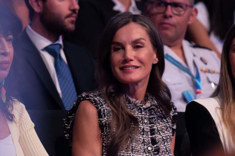 Tvid ne izlazi iz mode upravo zbog ovoga: Prsluk kraljice Leticije ističe struk, a čini ga užim!