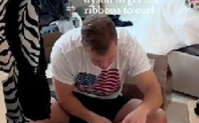 Trik za ukrašavanje poklona koji je nasmejao milione: Ono čega se ovaj mladić dosetio ne bi palo na pamet apsolutno nikome!