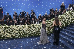 Providna haljina i grudi na izvolite: Najmlađa milijarderka pokazala moćan stil na crvenom tepihu, svi su gledali u ovaj detalj