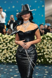 Nije brušena, nije prevrnuta, nego... Materijal koji je oborio sa nogu Kim i Majli, ma sigurno će i Srpkinje poludeti za njim, praviće redove metražama