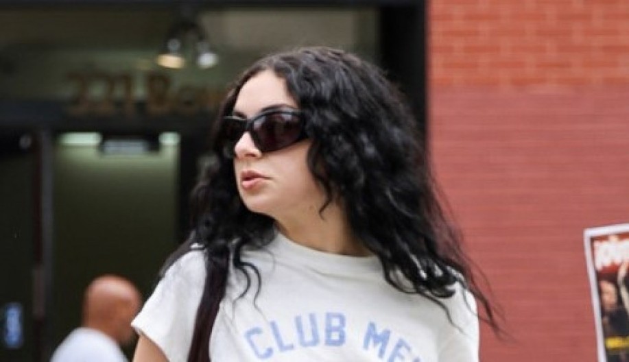 Polugola, raščupana, crna: Pevačica šokirala izdanjem na Met gali, šlag na torti je bila ova stvar