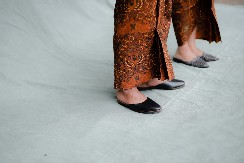 Bila je IN 2012. godine, a onda su je svi počeli ismevati: Evo koja modna kombinacija se vratila iz prošlosti, čim grane sunce žene samo nju nose po Knezu