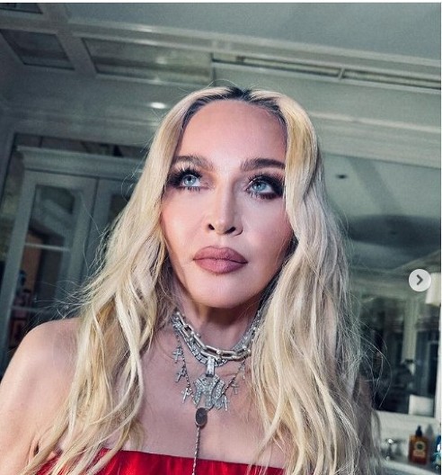 Svima je zapao za oko detalj u kupatilu: Madona se snimala sa 40 godina mlađim dečkom, pa otkrila nešto što možda nije smela