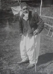 Sa 134 godine je najstariji čovek na Balkanu: Izrasli mu treći zubi s kojima može da podigne jare!