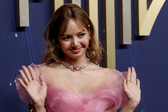 Ovo do sada nije viđeno, bez greške, besprekorno: Haljina od "vilinske prašine" bacila sve u trans, ovako se oblači za crveni tepih