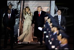 Trampovi oduvali Makronove: Melanija i Donald kao kraljevski par, pokazali sklad, dok Francuzi tonu u skandale