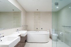 Blistavo kupatilo bez ribanja: Jedan sastojak koji sigurno imate u kući rešava sve!